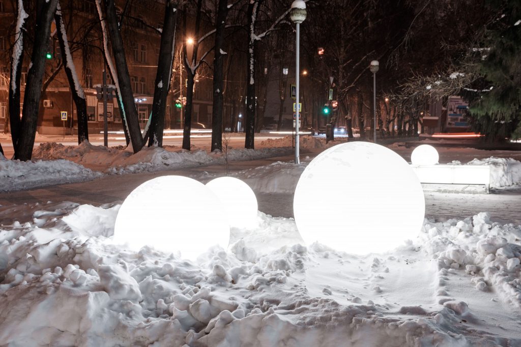 Светящиеся шары на снегу